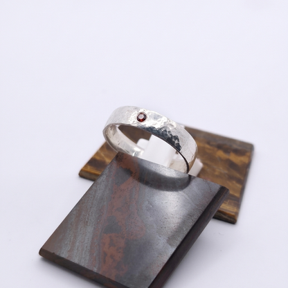 Ansicht eines 925 Silberringes mit rotem Zirkonia und Hammerschlagoptik 