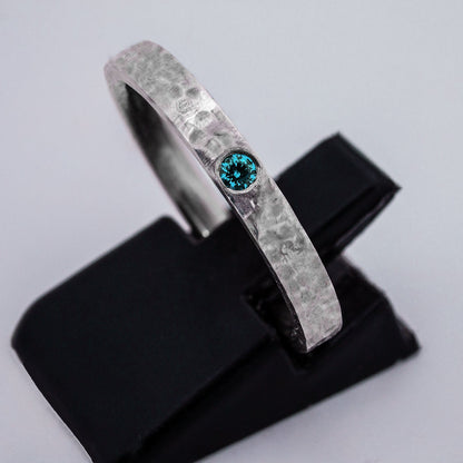 Ring mit Hammerschlagoptik und türkisen Zirkonia